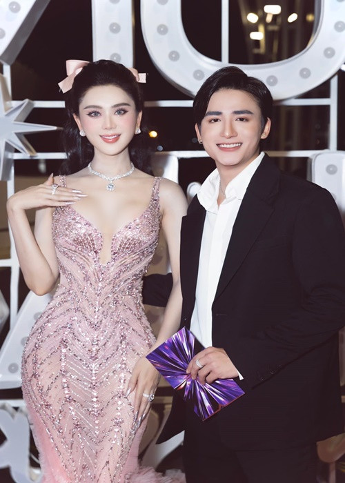 Nữ ca sĩ chuyển giới khen ngợi trợ lý của mình diễn tròn vai.