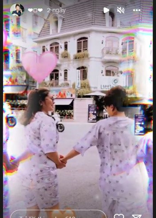 Cặp đôi tay trong tay trên phố.