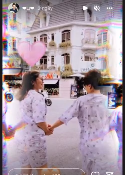 Cặp đôi tay trong tay trên phố.