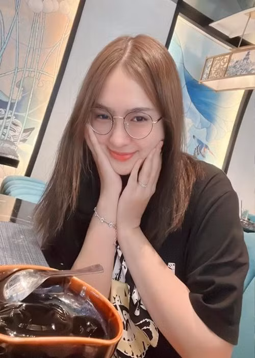 Thiện Nhân gắn liền với hình ảnh ngoan hiền, sạch scandal vì vậy việc nữ ca sĩ vướng mâu thuẫn với gia đình khiến nhiều người bất ngờ.