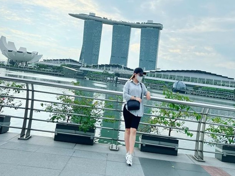 Nữ ca sĩ khoe ảnh đi du lịch nước ngoài.