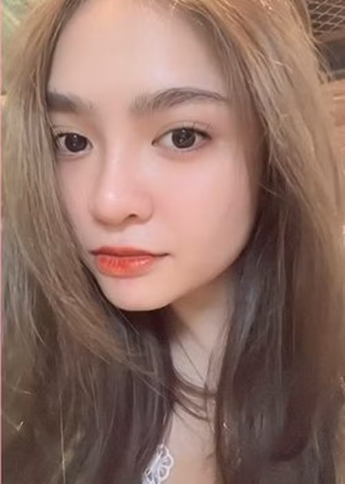 Về phía gia đình Thiện Nhân, anh Nguyễn Cầm chia sẻ, không có chuyện gia đình phản đối Thiện Nhân yêu đồng giới. "Nếu cả hai yêu đương thật lòng và sống vì nhau sẽ hoàn toàn ủng hộ. Vì thế, không có chuyện gia đình phản đối chuyện tình cảm nên Nhân bỏ ra ngoài sống", anh cho biết.