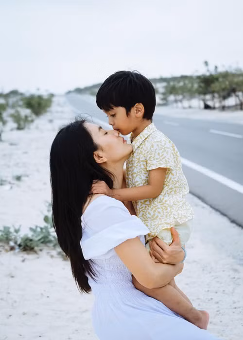 Vẻ ngoài kháu khỉnh của bé Nanda khiến người hâm mộ của Nguyệt Ánh mê tít.