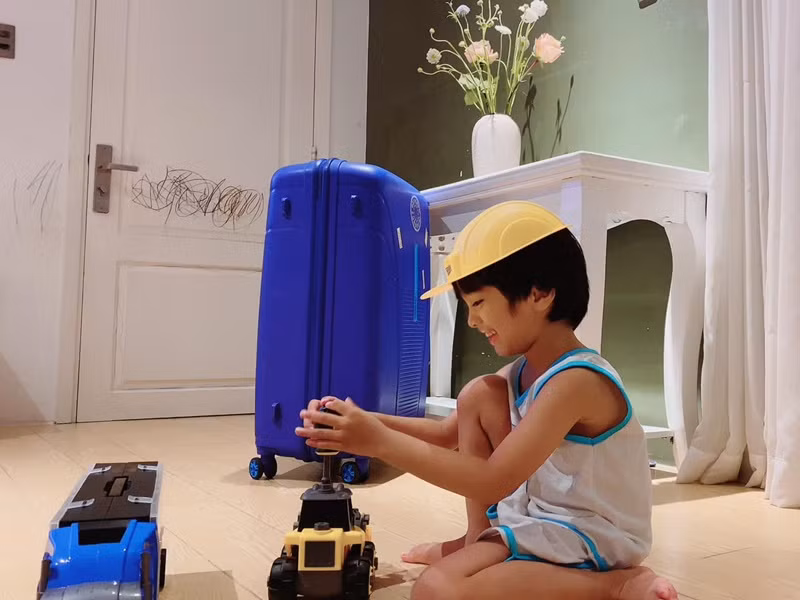 4 tuổi, bé Nanda yêu thích các loại xe đồ chơi.