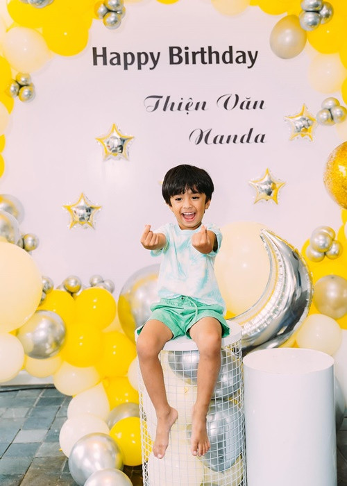 Bé Nanda sở hữu nhiều nét đẹp của cả bố lẫn mẹ, với mái tóc đen dày, đôi mắt tròn đen láy, khuôn miệng xinh xắn cùng chiếc mũi thon gọn.