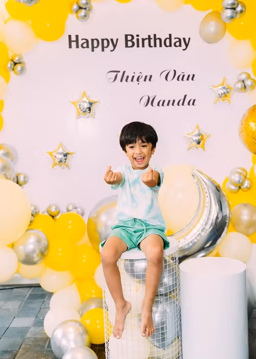 Bé Nanda sở hữu nhiều nét đẹp của cả bố lẫn mẹ, với mái tóc đen dày, đôi mắt tròn đen láy, khuôn miệng xinh xắn cùng chiếc mũi thon gọn.