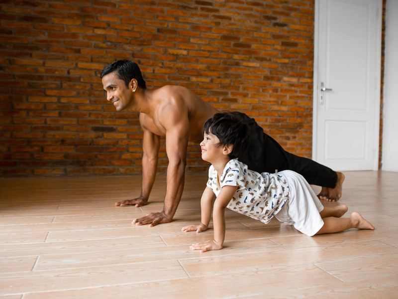 Cậu nhóc thích thú bắt chước bố tập yoga.