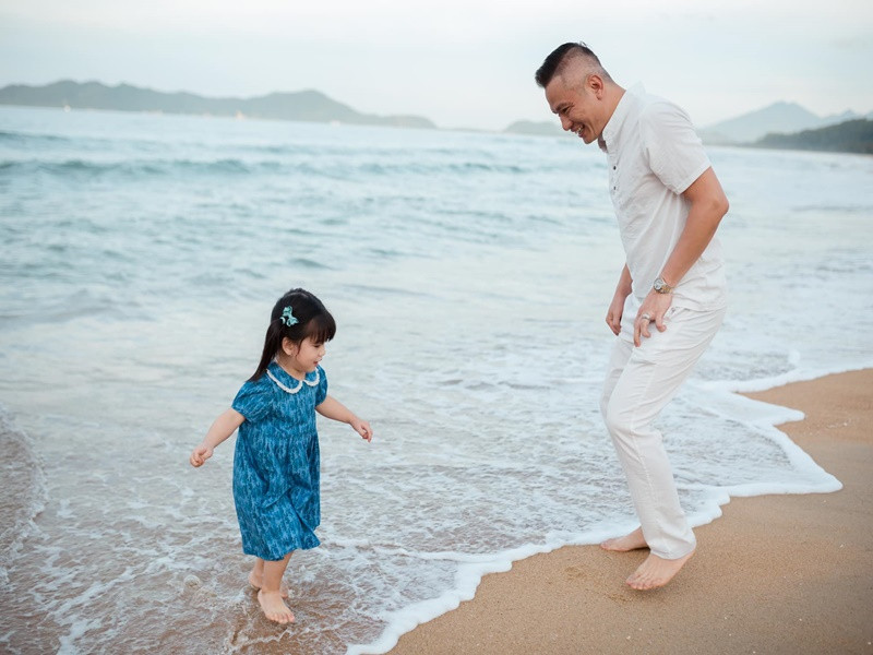 Khoảnh khắc ông xã Jennifer Phạm nô nùa cùng con gái út.