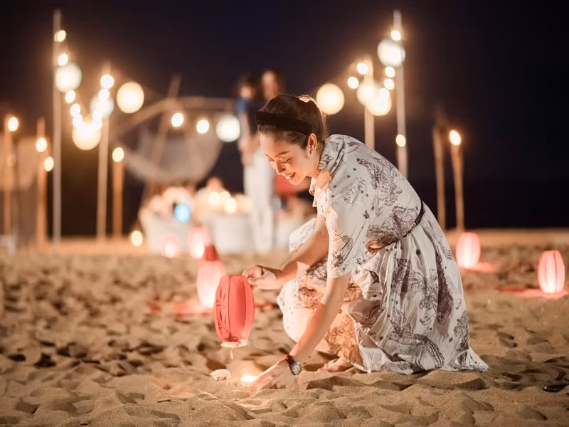 Jennifer Phạm tâm sự khi đón tuổi mới: "Sinh nhật ở một nơi rất xa cùng các tình yêu của em. Một bữa tiệc thật ấm cúng, đầy ấp những tiếng cười với không gian quá tuyệt vời giữa núi trời và biển khơi. Chào đón một tuổi mới thật vui tươi, rực rỡ, hạnh phúc và tràn ngập yêu thương".