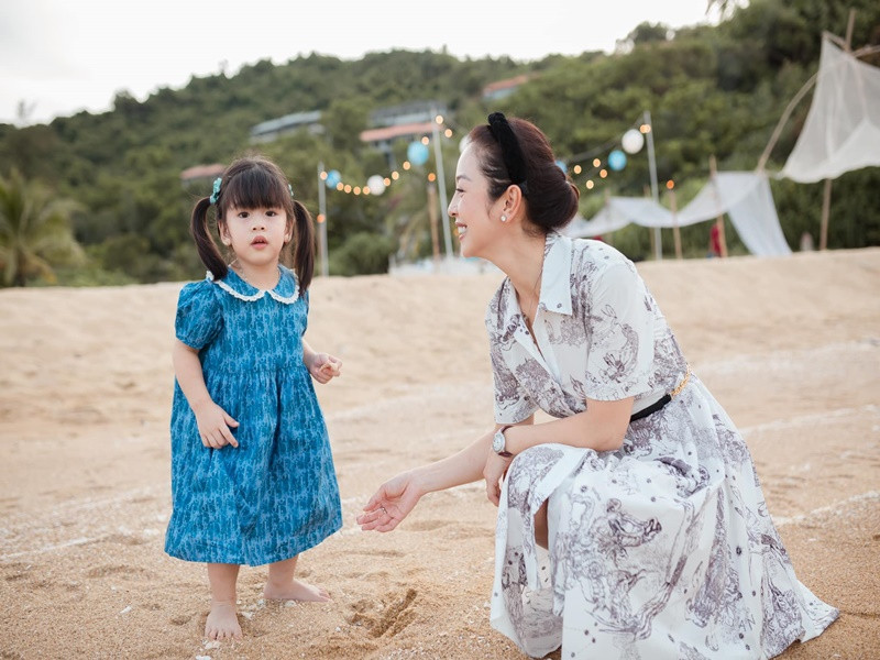 Jennifer Phạm và người chồng hiện tại có 3 người con chung: 1 trai (bé Nu) và 2 gái (bé Na và bé Nấm).