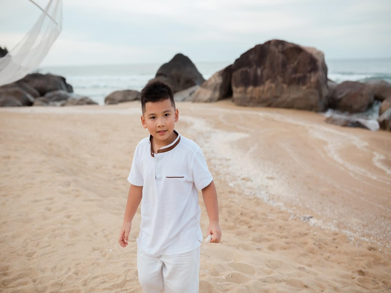 Cậu con trai của vợ chồng Jennifer Phạm tên Minh Trung, chào đời vào tháng 12/2016. Cậu nhóc được khen giống bố như tạc.