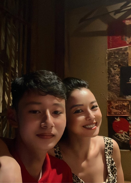 Trước đó, Jennifer Phạm chia sẻ hình ảnh bên con trai đầu lòng. Đi kèm với đó, cô viết: "Dành cả tháng sinh nhật đi chơi cùng người yêu có được không ạ?".