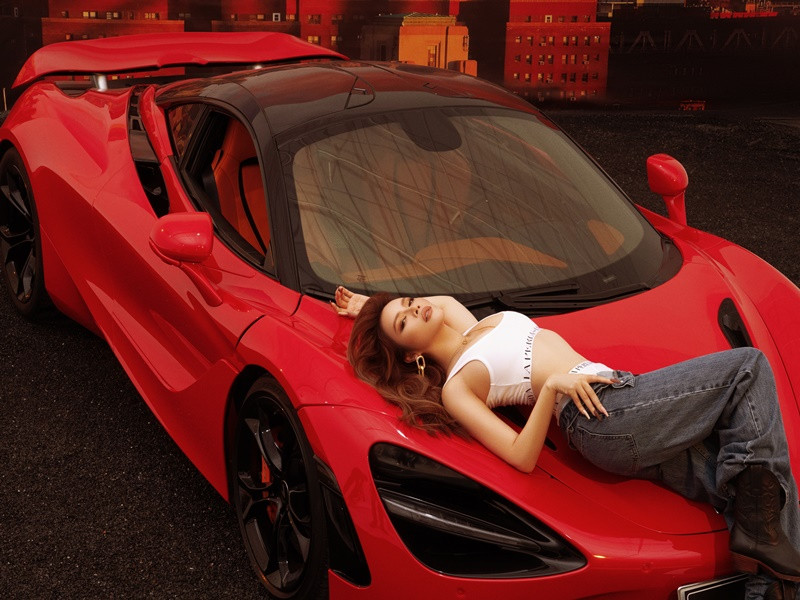 Cô tạo ra cảm giác vừa mạnh mẽ vừa bí ẩn trong set nội y thể thao màu trắng.