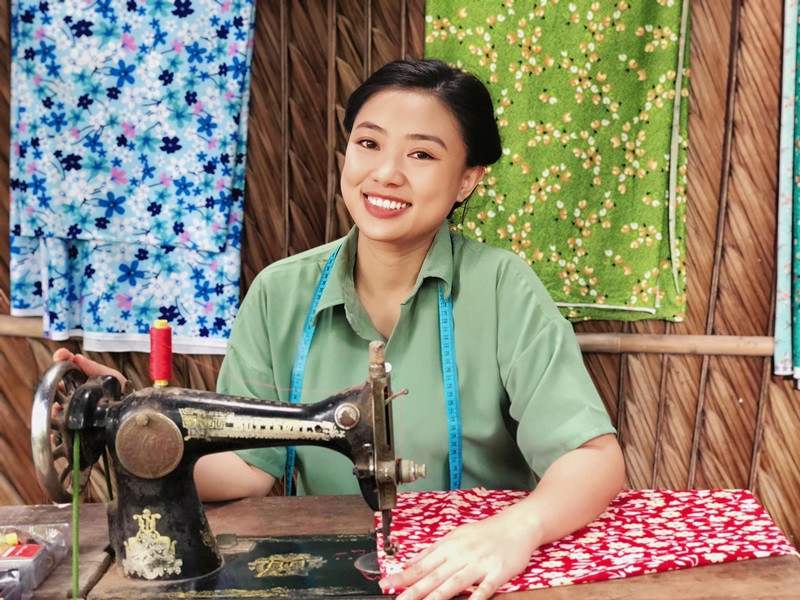 Mỹ Linh từng đóng phim "Trọn nghĩa thủy chung", "Phận làm dâu", "Sông phố nhà ghe", "Tiếng sét trong mưa", "Không lối thoát".