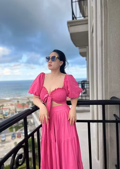 Mỹ Linh sở hữu gương mặt khả ái cùng vóc dáng gợi cảm.