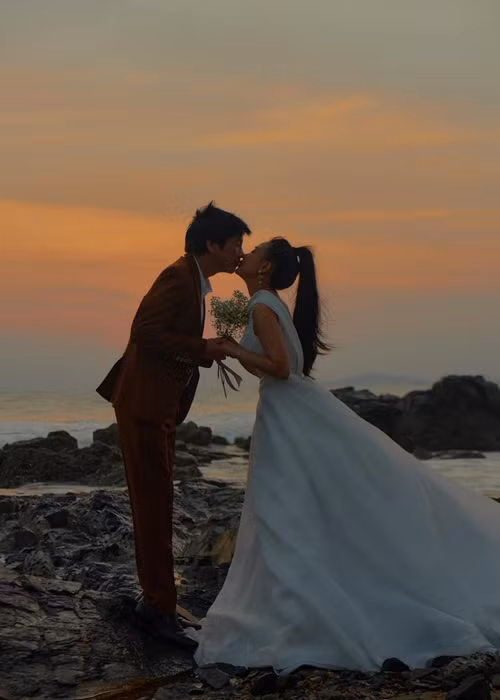 Lê Huỳnh nói Mỹ Linh tuy trẻ nhưng lại có tâm hồn hòa quyện với anh từ cách ăn mặc, sở thích cho tới thói quen, lối sống. Đối với Lê Huỳnh, Mỹ Linh giống như món quà ông trời ban cho anh, là một cô vợ vừa trẻ đẹp, thông minh lại hòa hợp với bản tính của anh.