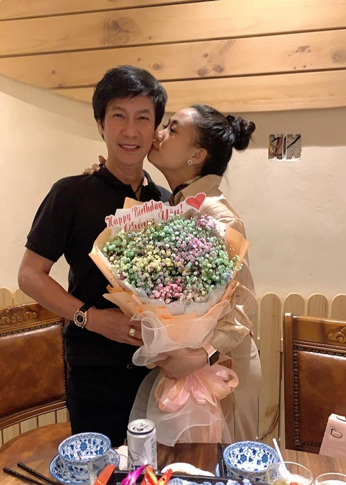 Tính vợ ghen nhưng Lê Huỳnh không thấy khó chịu. Anh hiểu vì Mỹ Linh yêu, sợ mất mình mới như thế. “Vợ tôi trẻ, đẹp, có nhiều người là đại gia sẵn sàng theo đuổi nhưng luôn một mực từ chối. Tôi chứng kiến đôi lần và thậm chí nhờ cả bạn “thử” nên rất yên tâm về cô ấy. Với một người thủy chung, luôn hết lòng thì đâu có lý do gì tôi không đối xử thật tốt”, Lê Huỳnh tâm sự.