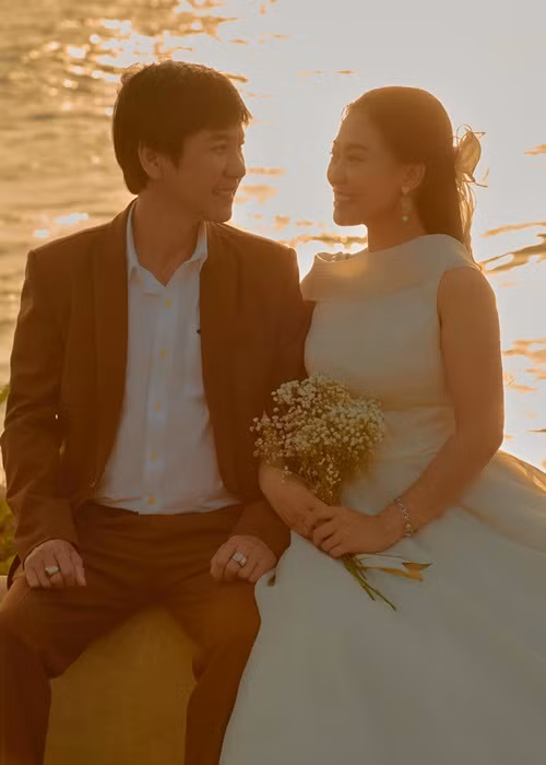 Lê Huỳnh chiều chuộng Mỹ Linh.. Sáng anh chở vợ đi ăn sáng, đi chợ. Lê Huỳnh còn thường xuyên đưa đón vợ đi diễn, san sẻ công việc nhà với vợ và luôn chủ động làm lành khi cô giận.