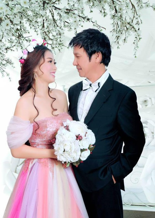 Sau khi gặp gỡ, Lê Huỳnh và Mỹ Linh tìm hiểu nhau trong vòng 6 tháng. Cuối cùng Mỹ Linh là người đề nghị cả hai bước đến hôn nhân khi cô tròn 22 tuổi.