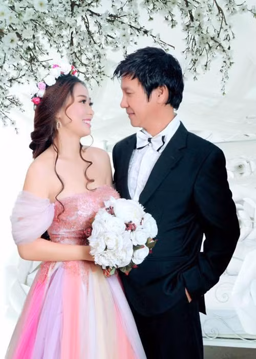 Sau khi gặp gỡ, Lê Huỳnh và Mỹ Linh tìm hiểu nhau trong vòng 6 tháng. Cuối cùng Mỹ Linh là người đề nghị cả hai bước đến hôn nhân khi cô tròn 22 tuổi.