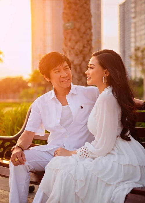 Trong cuộc phỏng vấn mới đây với Vietnamnet, Lê Huỳnh cho biết, vợ rất ghen. Anh chia sẻ: “Tôi hay nói đùa vợ xem tôi như “báu vật”, luôn kề cận 24/24 như thể sợ người khác cuỗm mất. (cười) Có lần tôi ra ngoài bận không nghe điện thoại. Khi mở máy, tôi tá hỏa khi thấy vợ gọi cả trăm cuộc, tin nhắn vì sợ tôi đi với người khác”.