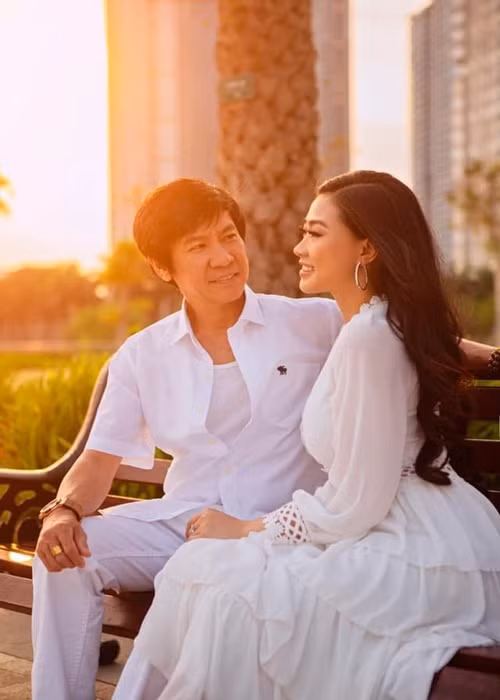 Trong cuộc phỏng vấn mới đây với Vietnamnet, Lê Huỳnh cho biết, vợ rất ghen. Anh chia sẻ: “Tôi hay nói đùa vợ xem tôi như “báu vật”, luôn kề cận 24/24 như thể sợ người khác cuỗm mất. (cười) Có lần tôi ra ngoài bận không nghe điện thoại. Khi mở máy, tôi tá hỏa khi thấy vợ gọi cả trăm cuộc, tin nhắn vì sợ tôi đi với người khác”.