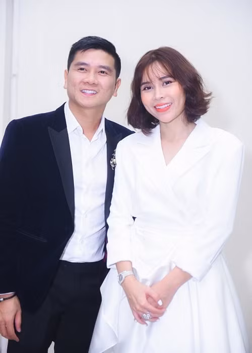 Trong cuốn sách "Người trong muôn nghề: Ngành Sáng tạo &amp; Nghệ thuật có gì?", nhạc sĩ Hồ Hoài Anh chia sẻ, cá nhân anh chưa bao giờ nghĩ rằng mình giàu sang phú quý nhưng anh tự tin có thể sống tốt với nghề, vậy là đủ. Ảnh: Vietnamnet