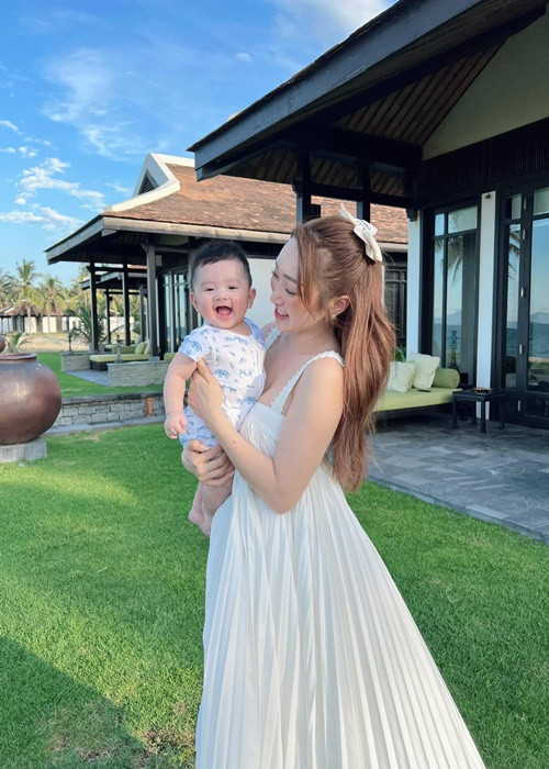 Thùy Chang được khen nuôi con mát tay khi bé Gia Khang ngày càng bụ bẫm, đáng yêu. Ảnh: FBNV