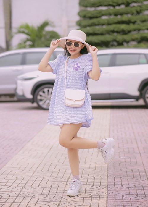 Về tình yêu đồng giới, nữ ca sĩ bày tỏ quan điểm: "Tình yêu không quan trọng giới tính hay giàu nghèo, chỉ miễn sao mình thấy hợp nhau là được. Sau này Chi có người yêu đồng giới hay không thì Chi không biết. Nhưng thật sự Chi rất cởi mở trong vấn đề đó”. Ảnh: FBNV