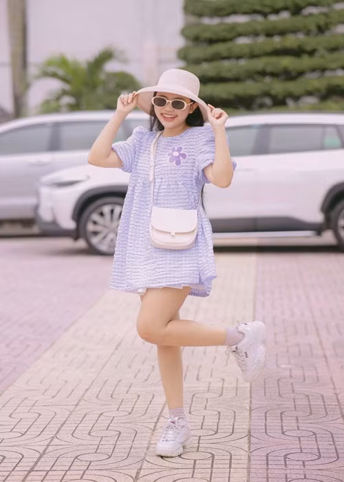 Về tình yêu đồng giới, nữ ca sĩ bày tỏ quan điểm: "Tình yêu không quan trọng giới tính hay giàu nghèo, chỉ miễn sao mình thấy hợp nhau là được. Sau này Chi có người yêu đồng giới hay không thì Chi không biết. Nhưng thật sự Chi rất cởi mở trong vấn đề đó”. Ảnh: FBNV