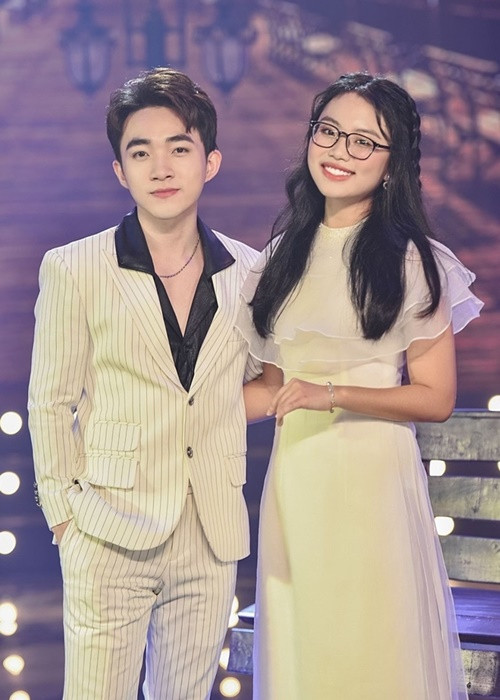 Phương Mỹ Chi từng vướng nghi vấn tình cảm với ca sĩ Quang Trung khi cả hai kết đôi quá "tình" trên sân khấu và có mối quan hệ thân thiết ở đời thực. Phương Mỹ Chi thẳng thắn cho biết cả hai chỉ là anh em thân thiết. Ảnh: Lao động