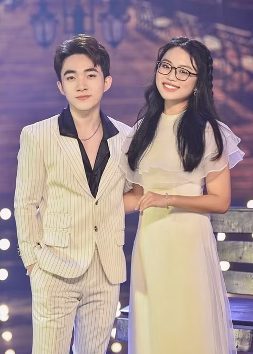 Phương Mỹ Chi từng vướng nghi vấn tình cảm với ca sĩ Quang Trung khi cả hai kết đôi quá "tình" trên sân khấu và có mối quan hệ thân thiết ở đời thực. Phương Mỹ Chi thẳng thắn cho biết cả hai chỉ là anh em thân thiết. Ảnh: Lao động