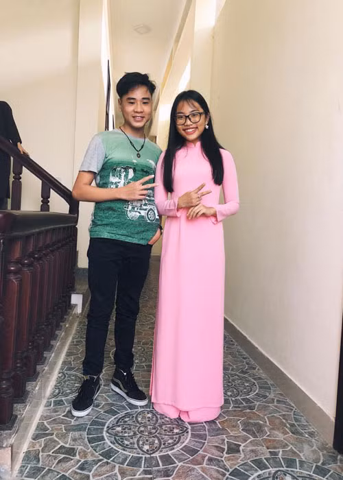 Khi được hỏi về lý do thân thiết và quan tâm Quang Nhật, Phương Mỹ Chi cho hay: "Ban đầu Chi không nghĩ sẽ chơi thân tới vậy, nhưng càng chơi càng thấy đồng điệu với nhau". Bên cạnh đó, Phương Mỹ Chi cho biết Quang Nhật luôn sẵn sàng lắng nghe mọi chuyện vui, buồn của mình. Tuy nhiên, nữ ca sĩ khẳng định hai người chỉ nhớ tới nhau như bạn bè. Ảnh: FBNV