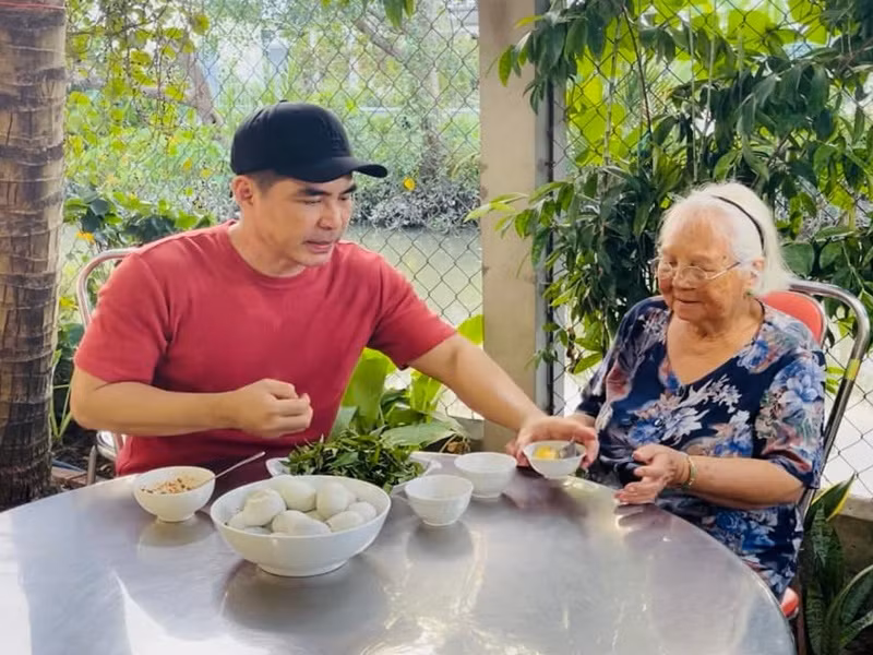 Trung Dũng cho hay, mục đích chính của anh khi quay Vlog là được về thăm mẹ thường xuyên. "Tôi muốn đưa mẹ vào những đoạn clip của mình để giữ lại làm kỷ niệm sau này", anh nói.