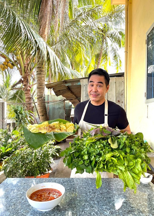 Trung Dũng quay clip tại căn nhà vườn rộng lớn của mình ở Vĩnh Long.