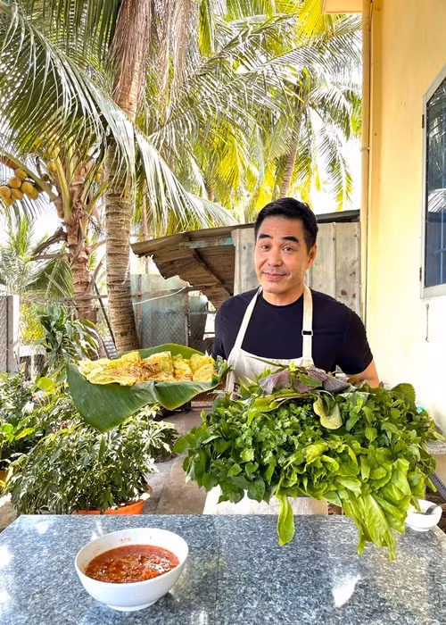 Trung Dũng quay clip tại căn nhà vườn rộng lớn của mình ở Vĩnh Long.