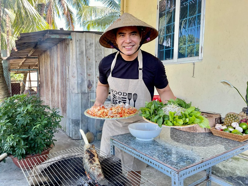 Trung Dũng yêu thích nấu ăn nên thực hiện các clip ẩm thực để đăng tải lên kênh Youtube cá nhân.