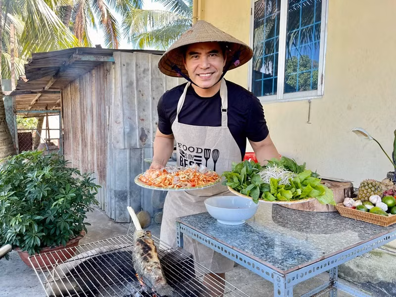 Trung Dũng yêu thích nấu ăn nên thực hiện các clip ẩm thực để đăng tải lên kênh Youtube cá nhân.