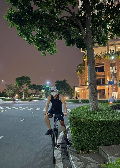 Dù bận rộn thế nào, anh cũng phải vào phòng gym tập thể hình ít nhất một tiếng mỗi ngày. Ngoài gym, Trung Dũng còn đạp xe để giữ hình thể săn chắc. Trong cuộc phỏng vấn với Vietnamnet, Trung Dũng cho biết, là diễn viên, anh không muốn bị khán giả chê già mập, da nhăn nheo. Ngoài ra, việc chăm sóc và hoàn thiện bản thân cũng là cách để anh tận hưởng niềm vui.