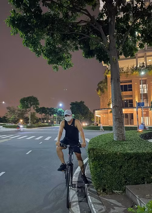 Dù bận rộn thế nào, anh cũng phải vào phòng gym tập thể hình ít nhất một tiếng mỗi ngày. Ngoài gym, Trung Dũng còn đạp xe để giữ hình thể săn chắc. Trong cuộc phỏng vấn với Vietnamnet, Trung Dũng cho biết, là diễn viên, anh không muốn bị khán giả chê già mập, da nhăn nheo. Ngoài ra, việc chăm sóc và hoàn thiện bản thân cũng là cách để anh tận hưởng niềm vui.