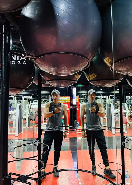 Khi đi làm về, anh nấu ăn, tập gym, xem phim.