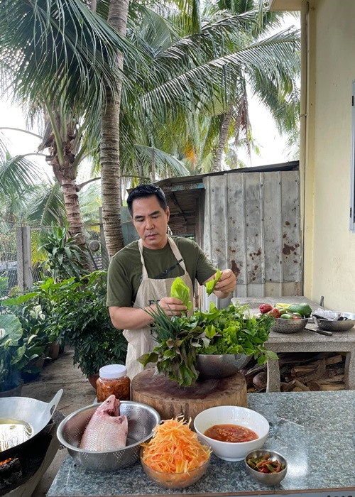 Ngoài nấu ăn, Trung Dũng còn chăn nuôi, trồng trọt.