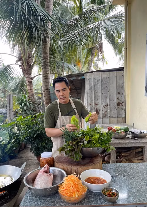 Ngoài nấu ăn, Trung Dũng còn chăn nuôi, trồng trọt.