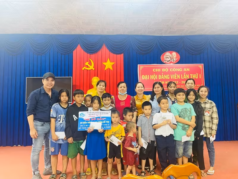 Mới đây, anh vừa đi thiện nguyện.