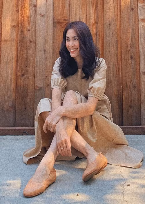 Hà Tăng còn thường xuyên để lộ đôi chân khẳng khiu.