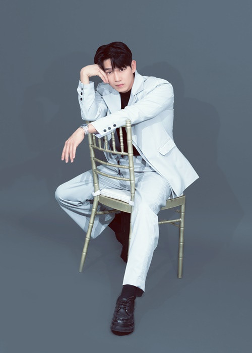 Song Luân hiện tại độc thân. “Đã 4 năm sau chia tay, tôi không tiến tới với ai. Lúc đầu còn thấy bình thường nhưng đến năm thứ 3, 4 bắt đầu thấy cô đơn, muốn có người bên cạnh”, anh nói.