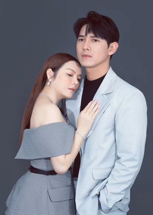 Chia sẻ về mối quan hệ với Lý Nhã Kỳ, Song Luân cho biết, bản thân đã gặp gỡ và yêu mến Lý Nhã Kỳ từ thời sinh viên. Khi tham gia chương trình Đại sứ du lịch, anh đã trầm trồ trước nhan sắc của cô.