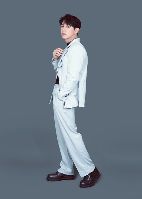 Nam diễn viên tự tin bản thân là người chung thủy. “Đến bây giờ, khi nghĩ về người yêu cũ, tôi thấy mình vẫn còn yêu người ta, vẫn chưa quên người ta. Khi nghĩ về những ngày tháng tôi và họ hạnh phúc, tôi thấy rất vui. Khi có người yêu mới, tôi biết những gì trải qua chỉ là quá khứ, nhưng thực sự tôi không muốn quên nó đi vì đó là kỷ niệm đẹp”, anh nói.