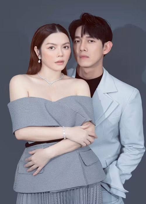 Nữ diễn viên dí dỏm nói: “Mọi người gửi cho tôi rất nhiều hình ảnh Song Luân, nói rằng cậu ấy đẹp như diễn viên Hong Kong. Mà gu của tôi lại là kiểu Hong Kongg. Từ đó, hai chị em tôi biết nhau”.