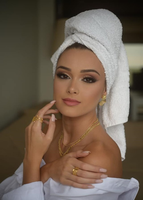 Đối thủ của Ngọc Châu từng đăng quang cuộc thi Miss Queen Portugal 2017. Ảnh: FBNV
